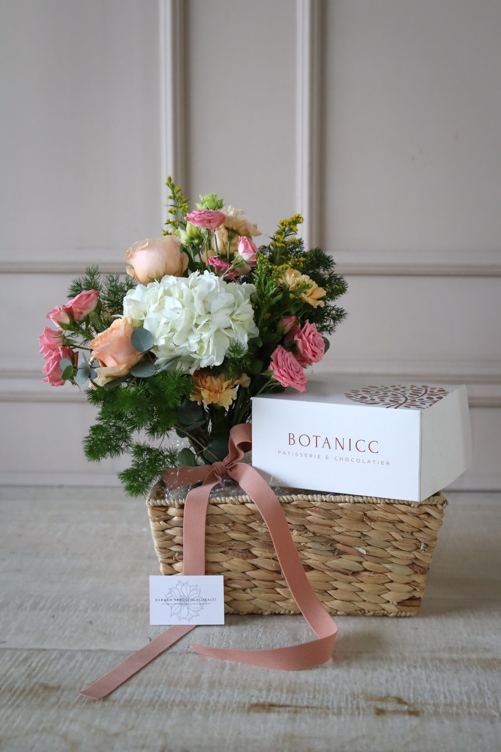 Cesta Regalo de Hojaldres y Flor by Botanicc