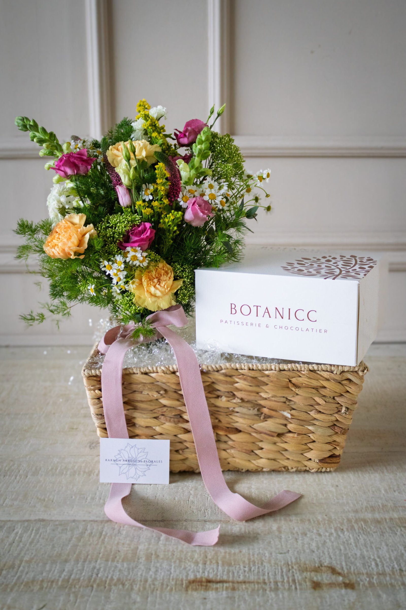 Cesta de Regalo de Flor y Pasteles by Botanicc